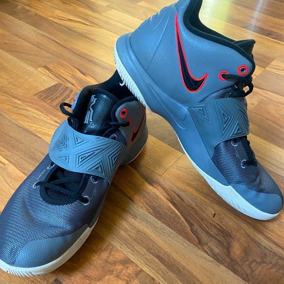 Nike Other - Nike Kyrie Irving Flytrap III 3 Athletic Shoes